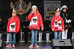 01 BiwakAMaB 2024-11-10 41  Hoppeditzerwachen im Süden - Sonntag, 10. November, in Duisburg Buchholz. Auf dem Norbert-Spitzer-Platz eröffnet die KG Alle Mann an Bord - die »Blauen Jungs« 1955 e.V. die Session 2024/25 mit einem Biwak. Wir bekommen als „Marschverpflegung“ einen „großen“ Weckmann von den „Kleinsten“ der KG überreicht. Alles wird in unserem (Pavels) Bus verstaut und es geht weiter in Süden. Die KG Südstern feiert in Serm das Hoppeditzerwachen. Das Körbchen mit den Sticks ist leer, so gut wie, Feierabend. : DVPJ, Holger II, Kinderprinz Phil II., Prinzessin, Mia I., Prinzessin Mia I., HDK, Duisburg, Karneval, Helau, Tollität, Event, Session 2024, Session 2025, Hauptausschuss, Gemeinschaft, Hauptausschuss Karneval Duisburg, Duisburg ist echt