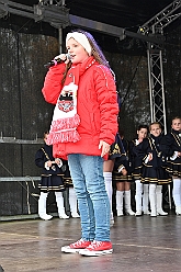 01 BiwakAMaB 2024-11-10 43  Hoppeditzerwachen im Süden - Sonntag, 10. November, in Duisburg Buchholz. Auf dem Norbert-Spitzer-Platz eröffnet die KG Alle Mann an Bord - die »Blauen Jungs« 1955 e.V. die Session 2024/25 mit einem Biwak. Wir bekommen als „Marschverpflegung“ einen „großen“ Weckmann von den „Kleinsten“ der KG überreicht. Alles wird in unserem (Pavels) Bus verstaut und es geht weiter in Süden. Die KG Südstern feiert in Serm das Hoppeditzerwachen. Das Körbchen mit den Sticks ist leer, so gut wie, Feierabend. : DVPJ, Holger II, Kinderprinz Phil II., Prinzessin, Mia I., Prinzessin Mia I., HDK, Duisburg, Karneval, Helau, Tollität, Event, Session 2024, Session 2025, Hauptausschuss, Gemeinschaft, Hauptausschuss Karneval Duisburg, Duisburg ist echt