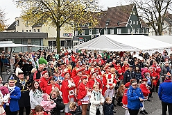 01 BiwakAMaB 2024-11-10 44  Hoppeditzerwachen im Süden - Sonntag, 10. November, in Duisburg Buchholz. Auf dem Norbert-Spitzer-Platz eröffnet die KG Alle Mann an Bord - die »Blauen Jungs« 1955 e.V. die Session 2024/25 mit einem Biwak. Wir bekommen als „Marschverpflegung“ einen „großen“ Weckmann von den „Kleinsten“ der KG überreicht. Alles wird in unserem (Pavels) Bus verstaut und es geht weiter in Süden. Die KG Südstern feiert in Serm das Hoppeditzerwachen. Das Körbchen mit den Sticks ist leer, so gut wie, Feierabend. : DVPJ, Holger II, Kinderprinz Phil II., Prinzessin, Mia I., Prinzessin Mia I., HDK, Duisburg, Karneval, Helau, Tollität, Event, Session 2024, Session 2025, Hauptausschuss, Gemeinschaft, Hauptausschuss Karneval Duisburg, Duisburg ist echt