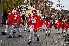 01 Auftakt HDK 2024-11-16 03  Mal draußen, mal drinnen. - Samstagmorgen 16. November Sessionsauftakt vom Hauptausschuss.  Traditionell marschierten die HDK-Gesellschaften über die Königstraße zum Burgplatz. Auf der Bühne vor dem Rathaus weckten die Narren den Hoppeditz und leiten mit eine abwechslungsreichen Programm die 5. Jahreszeit ein. Abends dann noch zur KG Alle Mann an Bord. Auftaktzitzung in der Aula vom R.-u.-M.-Mannesmann-Gymnasium. : DVPJ, Holger II, Kinderprinz Phil II., Prinzessin, Mia I., Prinzessin Mia I., HDK, Duisburg, Karneval, Helau, Tollität, Event, Session 2024, Session 2025, Hauptausschuss, Gemeinschaft, Hauptausschuss Karneval Duisburg, Duisburg ist echt