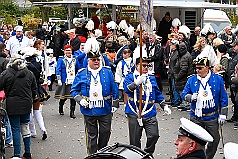 01 Auftakt HDK 2024-11-16 06  Mal draußen, mal drinnen. - Samstagmorgen 16. November Sessionsauftakt vom Hauptausschuss.  Traditionell marschierten die HDK-Gesellschaften über die Königstraße zum Burgplatz. Auf der Bühne vor dem Rathaus weckten die Narren den Hoppeditz und leiten mit eine abwechslungsreichen Programm die 5. Jahreszeit ein. Abends dann noch zur KG Alle Mann an Bord. Auftaktzitzung in der Aula vom R.-u.-M.-Mannesmann-Gymnasium. : DVPJ, Holger II, Kinderprinz Phil II., Prinzessin, Mia I., Prinzessin Mia I., HDK, Duisburg, Karneval, Helau, Tollität, Event, Session 2024, Session 2025, Hauptausschuss, Gemeinschaft, Hauptausschuss Karneval Duisburg, Duisburg ist echt