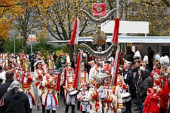 01 Auftakt HDK 2024-11-16 08  Mal draußen, mal drinnen. - Samstagmorgen 16. November Sessionsauftakt vom Hauptausschuss.  Traditionell marschierten die HDK-Gesellschaften über die Königstraße zum Burgplatz. Auf der Bühne vor dem Rathaus weckten die Narren den Hoppeditz und leiten mit eine abwechslungsreichen Programm die 5. Jahreszeit ein. Abends dann noch zur KG Alle Mann an Bord. Auftaktzitzung in der Aula vom R.-u.-M.-Mannesmann-Gymnasium. : DVPJ, Holger II, Kinderprinz Phil II., Prinzessin, Mia I., Prinzessin Mia I., HDK, Duisburg, Karneval, Helau, Tollität, Event, Session 2024, Session 2025, Hauptausschuss, Gemeinschaft, Hauptausschuss Karneval Duisburg, Duisburg ist echt