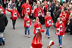 01 Auftakt HDK 2024-11-16 10  Mal draußen, mal drinnen. - Samstagmorgen 16. November Sessionsauftakt vom Hauptausschuss.  Traditionell marschierten die HDK-Gesellschaften über die Königstraße zum Burgplatz. Auf der Bühne vor dem Rathaus weckten die Narren den Hoppeditz und leiten mit eine abwechslungsreichen Programm die 5. Jahreszeit ein. Abends dann noch zur KG Alle Mann an Bord. Auftaktzitzung in der Aula vom R.-u.-M.-Mannesmann-Gymnasium. : DVPJ, Holger II, Kinderprinz Phil II., Prinzessin, Mia I., Prinzessin Mia I., HDK, Duisburg, Karneval, Helau, Tollität, Event, Session 2024, Session 2025, Hauptausschuss, Gemeinschaft, Hauptausschuss Karneval Duisburg, Duisburg ist echt