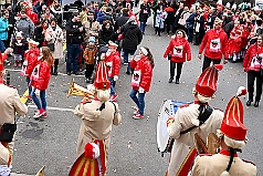 01 Auftakt HDK 2024-11-16 11  Mal draußen, mal drinnen. - Samstagmorgen 16. November Sessionsauftakt vom Hauptausschuss.  Traditionell marschierten die HDK-Gesellschaften über die Königstraße zum Burgplatz. Auf der Bühne vor dem Rathaus weckten die Narren den Hoppeditz und leiten mit eine abwechslungsreichen Programm die 5. Jahreszeit ein. Abends dann noch zur KG Alle Mann an Bord. Auftaktzitzung in der Aula vom R.-u.-M.-Mannesmann-Gymnasium. : DVPJ, Holger II, Kinderprinz Phil II., Prinzessin, Mia I., Prinzessin Mia I., HDK, Duisburg, Karneval, Helau, Tollität, Event, Session 2024, Session 2025, Hauptausschuss, Gemeinschaft, Hauptausschuss Karneval Duisburg, Duisburg ist echt