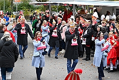 01 Auftakt HDK 2024-11-16 12  Mal draußen, mal drinnen. - Samstagmorgen 16. November Sessionsauftakt vom Hauptausschuss.  Traditionell marschierten die HDK-Gesellschaften über die Königstraße zum Burgplatz. Auf der Bühne vor dem Rathaus weckten die Narren den Hoppeditz und leiten mit eine abwechslungsreichen Programm die 5. Jahreszeit ein. Abends dann noch zur KG Alle Mann an Bord. Auftaktzitzung in der Aula vom R.-u.-M.-Mannesmann-Gymnasium. : DVPJ, Holger II, Kinderprinz Phil II., Prinzessin, Mia I., Prinzessin Mia I., HDK, Duisburg, Karneval, Helau, Tollität, Event, Session 2024, Session 2025, Hauptausschuss, Gemeinschaft, Hauptausschuss Karneval Duisburg, Duisburg ist echt