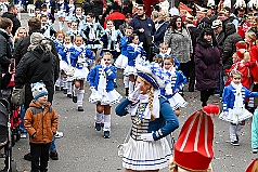 01 Auftakt HDK 2024-11-16 13  Mal draußen, mal drinnen. - Samstagmorgen 16. November Sessionsauftakt vom Hauptausschuss.  Traditionell marschierten die HDK-Gesellschaften über die Königstraße zum Burgplatz. Auf der Bühne vor dem Rathaus weckten die Narren den Hoppeditz und leiten mit eine abwechslungsreichen Programm die 5. Jahreszeit ein. Abends dann noch zur KG Alle Mann an Bord. Auftaktzitzung in der Aula vom R.-u.-M.-Mannesmann-Gymnasium. : DVPJ, Holger II, Kinderprinz Phil II., Prinzessin, Mia I., Prinzessin Mia I., HDK, Duisburg, Karneval, Helau, Tollität, Event, Session 2024, Session 2025, Hauptausschuss, Gemeinschaft, Hauptausschuss Karneval Duisburg, Duisburg ist echt