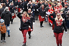 01 Auftakt HDK 2024-11-16 15  Mal draußen, mal drinnen. - Samstagmorgen 16. November Sessionsauftakt vom Hauptausschuss.  Traditionell marschierten die HDK-Gesellschaften über die Königstraße zum Burgplatz. Auf der Bühne vor dem Rathaus weckten die Narren den Hoppeditz und leiten mit eine abwechslungsreichen Programm die 5. Jahreszeit ein. Abends dann noch zur KG Alle Mann an Bord. Auftaktzitzung in der Aula vom R.-u.-M.-Mannesmann-Gymnasium. : DVPJ, Holger II, Kinderprinz Phil II., Prinzessin, Mia I., Prinzessin Mia I., HDK, Duisburg, Karneval, Helau, Tollität, Event, Session 2024, Session 2025, Hauptausschuss, Gemeinschaft, Hauptausschuss Karneval Duisburg, Duisburg ist echt