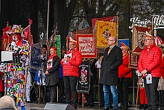 01 Auftakt HDK 2024-11-16 21  Mal draußen, mal drinnen. - Samstagmorgen 16. November Sessionsauftakt vom Hauptausschuss.  Traditionell marschierten die HDK-Gesellschaften über die Königstraße zum Burgplatz. Auf der Bühne vor dem Rathaus weckten die Narren den Hoppeditz und leiten mit eine abwechslungsreichen Programm die 5. Jahreszeit ein. Abends dann noch zur KG Alle Mann an Bord. Auftaktzitzung in der Aula vom R.-u.-M.-Mannesmann-Gymnasium. : DVPJ, Holger II, Kinderprinz Phil II., Prinzessin, Mia I., Prinzessin Mia I., HDK, Duisburg, Karneval, Helau, Tollität, Event, Session 2024, Session 2025, Hauptausschuss, Gemeinschaft, Hauptausschuss Karneval Duisburg, Duisburg ist echt