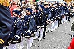 01 Auftakt HDK 2024-11-16 23  Mal draußen, mal drinnen. - Samstagmorgen 16. November Sessionsauftakt vom Hauptausschuss.  Traditionell marschierten die HDK-Gesellschaften über die Königstraße zum Burgplatz. Auf der Bühne vor dem Rathaus weckten die Narren den Hoppeditz und leiten mit eine abwechslungsreichen Programm die 5. Jahreszeit ein. Abends dann noch zur KG Alle Mann an Bord. Auftaktzitzung in der Aula vom R.-u.-M.-Mannesmann-Gymnasium. : DVPJ, Holger II, Kinderprinz Phil II., Prinzessin, Mia I., Prinzessin Mia I., HDK, Duisburg, Karneval, Helau, Tollität, Event, Session 2024, Session 2025, Hauptausschuss, Gemeinschaft, Hauptausschuss Karneval Duisburg, Duisburg ist echt