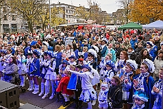 01 Auftakt HDK 2024-11-16 24  Mal draußen, mal drinnen. - Samstagmorgen 16. November Sessionsauftakt vom Hauptausschuss.  Traditionell marschierten die HDK-Gesellschaften über die Königstraße zum Burgplatz. Auf der Bühne vor dem Rathaus weckten die Narren den Hoppeditz und leiten mit eine abwechslungsreichen Programm die 5. Jahreszeit ein. Abends dann noch zur KG Alle Mann an Bord. Auftaktzitzung in der Aula vom R.-u.-M.-Mannesmann-Gymnasium. : DVPJ, Holger II, Kinderprinz Phil II., Prinzessin, Mia I., Prinzessin Mia I., HDK, Duisburg, Karneval, Helau, Tollität, Event, Session 2024, Session 2025, Hauptausschuss, Gemeinschaft, Hauptausschuss Karneval Duisburg, Duisburg ist echt