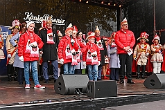 01 Auftakt HDK 2024-11-16 31  Mal draußen, mal drinnen. - Samstagmorgen 16. November Sessionsauftakt vom Hauptausschuss.  Traditionell marschierten die HDK-Gesellschaften über die Königstraße zum Burgplatz. Auf der Bühne vor dem Rathaus weckten die Narren den Hoppeditz und leiten mit eine abwechslungsreichen Programm die 5. Jahreszeit ein. Abends dann noch zur KG Alle Mann an Bord. Auftaktzitzung in der Aula vom R.-u.-M.-Mannesmann-Gymnasium. : DVPJ, Holger II, Kinderprinz Phil II., Prinzessin, Mia I., Prinzessin Mia I., HDK, Duisburg, Karneval, Helau, Tollität, Event, Session 2024, Session 2025, Hauptausschuss, Gemeinschaft, Hauptausschuss Karneval Duisburg, Duisburg ist echt