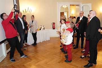 Wahlabend 2023-04-14 07  Es ist amtlich… - Am 14.4.2023 wählte die Präsidentenversammlung im WYNDHAM Hotel Duisburger Hof uns zur Kinderprinzencrew für die kommende Session 2023/2024. Wir sind die designierte Crew, Kinderprinz Leonardo I. (Danner), Prinzessin Milena I. (Schäffler), Hofmarschall Tyler (Danner) und Pagin Ana (Ana Galzina). : DVPJ, Matthias I, Kinderprinz Leonardo I., Prinzessin, Milena I., HDK, Duisburg, Karneval, Helau, Tollität, Event, Session 2023, Session 2024, Hauptausschuss, Gemeinschaft, DVPJ, Matthias I, Kinderprinz Leonardo I., Prinzessin, Milena I., HDK, Duisburg, Karneval, Helau, Tollität, Event, Session 2023, Session 2024, Hauptausschuss, Gemeinschaft