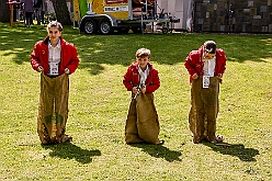 RW RhnH Fruehlf 2023-05-18  03  „Vatertag“- im Schatten der Erlöserkirche  -Die Rot-Weißen aus Rheinhausen setzen ihre Tradition fort und feiern mit einer Schar Karnevalisten aus Duisburg und Moers ihr „Frühlingsfest“. Spiel uns Spaß für die Kids kommen nicht zu kurz, genauso wie fürs leibliche Wohl gesorgt wird. : DVPJ, Matthias I, Kinderprinz Leonardo I., Prinzessin, Milena I., HDK, Duisburg, Karneval, Helau, Tollität, Event, Session 2023, Session 2024, Hauptausschuss, Gemeinschaft