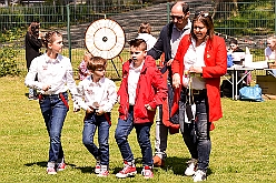 RW RhnH Fruehlf 2023-05-18  14  „Vatertag“- im Schatten der Erlöserkirche  -Die Rot-Weißen aus Rheinhausen setzen ihre Tradition fort und feiern mit einer Schar Karnevalisten aus Duisburg und Moers ihr „Frühlingsfest“. Spiel uns Spaß für die Kids kommen nicht zu kurz, genauso wie fürs leibliche Wohl gesorgt wird. : DVPJ, Matthias I, Kinderprinz Leonardo I., Prinzessin, Milena I., HDK, Duisburg, Karneval, Helau, Tollität, Event, Session 2023, Session 2024, Hauptausschuss, Gemeinschaft