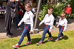 RW RhnH Fruehlf 2023-05-18  16  „Vatertag“- im Schatten der Erlöserkirche  -Die Rot-Weißen aus Rheinhausen setzen ihre Tradition fort und feiern mit einer Schar Karnevalisten aus Duisburg und Moers ihr „Frühlingsfest“. Spiel uns Spaß für die Kids kommen nicht zu kurz, genauso wie fürs leibliche Wohl gesorgt wird. : DVPJ, Matthias I, Kinderprinz Leonardo I., Prinzessin, Milena I., HDK, Duisburg, Karneval, Helau, Tollität, Event, Session 2023, Session 2024, Hauptausschuss, Gemeinschaft