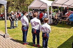 RW RhnH Fruehlf 2023-05-18  21  „Vatertag“- im Schatten der Erlöserkirche  -Die Rot-Weißen aus Rheinhausen setzen ihre Tradition fort und feiern mit einer Schar Karnevalisten aus Duisburg und Moers ihr „Frühlingsfest“. Spiel uns Spaß für die Kids kommen nicht zu kurz, genauso wie fürs leibliche Wohl gesorgt wird. : DVPJ, Matthias I, Kinderprinz Leonardo I., Prinzessin, Milena I., HDK, Duisburg, Karneval, Helau, Tollität, Event, Session 2023, Session 2024, Hauptausschuss, Gemeinschaft