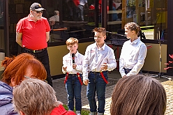 RW RhnH Fruehlf 2023-05-18  22  „Vatertag“- im Schatten der Erlöserkirche  -Die Rot-Weißen aus Rheinhausen setzen ihre Tradition fort und feiern mit einer Schar Karnevalisten aus Duisburg und Moers ihr „Frühlingsfest“. Spiel uns Spaß für die Kids kommen nicht zu kurz, genauso wie fürs leibliche Wohl gesorgt wird. : DVPJ, Matthias I, Kinderprinz Leonardo I., Prinzessin, Milena I., HDK, Duisburg, Karneval, Helau, Tollität, Event, Session 2023, Session 2024, Hauptausschuss, Gemeinschaft