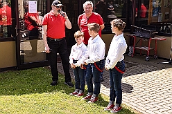 RW RhnH Fruehlf 2023-05-18  24  „Vatertag“- im Schatten der Erlöserkirche  -Die Rot-Weißen aus Rheinhausen setzen ihre Tradition fort und feiern mit einer Schar Karnevalisten aus Duisburg und Moers ihr „Frühlingsfest“. Spiel uns Spaß für die Kids kommen nicht zu kurz, genauso wie fürs leibliche Wohl gesorgt wird. : DVPJ, Matthias I, Kinderprinz Leonardo I., Prinzessin, Milena I., HDK, Duisburg, Karneval, Helau, Tollität, Event, Session 2023, Session 2024, Hauptausschuss, Gemeinschaft