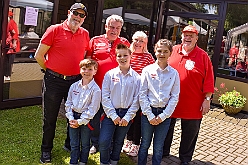 RW RhnH Fruehlf 2023-05-18  25  „Vatertag“- im Schatten der Erlöserkirche  -Die Rot-Weißen aus Rheinhausen setzen ihre Tradition fort und feiern mit einer Schar Karnevalisten aus Duisburg und Moers ihr „Frühlingsfest“. Spiel uns Spaß für die Kids kommen nicht zu kurz, genauso wie fürs leibliche Wohl gesorgt wird. : DVPJ, Matthias I, Kinderprinz Leonardo I., Prinzessin, Milena I., HDK, Duisburg, Karneval, Helau, Tollität, Event, Session 2023, Session 2024, Hauptausschuss, Gemeinschaft