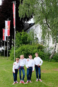 Mercuralia 2023-05-20 13  XV. MERCURALIA - Hinter dem Barmingholtener Vereinshaus waren wir beim traditionellen Maifest der Römergarde. Zum 15. Mal veranstaltete die Garde ihr MERCURALIA. Zum guten Schluß waren wir vier die Glücksboten der Blumenverlosung. : DVPJ, Matthias I, Kinderprinz Leonardo I., Prinzessin, Milena I., HDK, Duisburg, Karneval, Helau, Tollität, Event, Session 2023, Session 2024, Hauptausschuss, Gemeinschaft, DVPJ, Matthias I, Kinderprinz Leonardo I., Prinzessin, Milena I., HDK, Duisburg, Karneval, Helau, Tollität, Event, Session 2023, Session 2024, Hauptausschuss, Gemeinschaft