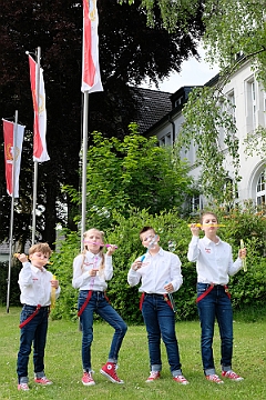 Mercuralia 2023-05-20 15  XV. MERCURALIA - Hinter dem Barmingholtener Vereinshaus waren wir beim traditionellen Maifest der Römergarde. Zum 15. Mal veranstaltete die Garde ihr MERCURALIA. Zum guten Schluß waren wir vier die Glücksboten der Blumenverlosung. : DVPJ, Matthias I, Kinderprinz Leonardo I., Prinzessin, Milena I., HDK, Duisburg, Karneval, Helau, Tollität, Event, Session 2023, Session 2024, Hauptausschuss, Gemeinschaft, DVPJ, Matthias I, Kinderprinz Leonardo I., Prinzessin, Milena I., HDK, Duisburg, Karneval, Helau, Tollität, Event, Session 2023, Session 2024, Hauptausschuss, Gemeinschaft