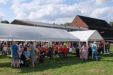 02 NarrenzHomberg 2023-08-26 02  Sommerfest mal zwei - Zuerst waren wir in DU-Buchholz in der Anlage vom KGV Römerfeld zum traditionellen Sommerfest der KG Sonniger Süden. Danach ging es auf den Bauernhof der Familie Hase, wo das Sommerfest, auch schon Tradition, der Narrenzunft Homberg statt fand. : DVPJ, Matthias I, Kinderprinz Leonardo I., Prinzessin, Milena I., HDK, Duisburg, Karneval, Helau, Tollität, Event, Session 2023, Session 2024, Hauptausschuss, Gemeinschaft, DVPJ, Matthias I, Kinderprinz Leonardo I., Prinzessin, Milena I., HDK, Duisburg, Karneval, Helau, Tollität, Event, Session 2023, Session 2024, Hauptausschuss, Gemeinschaft