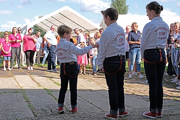 02 NarrenzHomberg 2023-08-26 04  Sommerfest mal zwei - Zuerst waren wir in DU-Buchholz in der Anlage vom KGV Römerfeld zum traditionellen Sommerfest der KG Sonniger Süden. Danach ging es auf den Bauernhof der Familie Hase, wo das Sommerfest, auch schon Tradition, der Narrenzunft Homberg statt fand. : DVPJ, Matthias I, Kinderprinz Leonardo I., Prinzessin, Milena I., HDK, Duisburg, Karneval, Helau, Tollität, Event, Session 2023, Session 2024, Hauptausschuss, Gemeinschaft, DVPJ, Matthias I, Kinderprinz Leonardo I., Prinzessin, Milena I., HDK, Duisburg, Karneval, Helau, Tollität, Event, Session 2023, Session 2024, Hauptausschuss, Gemeinschaft