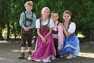 OktFestKoenigDuiss 2023-10-01 03  Oktoberfest - im Königreich - Am Sonntagmorgen waren wir Gäste beim „Wies`n Frühschoppen im Königreich“. In die Tennis Gaststätte des DSC Preußen hatte die KG Königreich Duissern eingeladen. : DVPJ, Matthias I, Kinderprinz Leonardo I., Prinzessin, Milena I., HDK, Duisburg, Karneval, Helau, Tollität, Event, Session 2023, Session 2024, Hauptausschuss, Gemeinschaft, DVPJ, Matthias I, Kinderprinz Leonardo I., Prinzessin, Milena I., HDK, Duisburg, Karneval, Helau, Tollität, Event, Session 2023, Session 2024, Hauptausschuss, Gemeinschaft