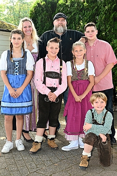 OktFestKoenigDuiss 2023-10-01 06  Oktoberfest - im Königreich - Am Sonntagmorgen waren wir Gäste beim „Wies`n Frühschoppen im Königreich“. In die Tennis Gaststätte des DSC Preußen hatte die KG Königreich Duissern eingeladen. : DVPJ, Matthias I, Kinderprinz Leonardo I., Prinzessin, Milena I., HDK, Duisburg, Karneval, Helau, Tollität, Event, Session 2023, Session 2024, Hauptausschuss, Gemeinschaft, DVPJ, Matthias I, Kinderprinz Leonardo I., Prinzessin, Milena I., HDK, Duisburg, Karneval, Helau, Tollität, Event, Session 2023, Session 2024, Hauptausschuss, Gemeinschaft