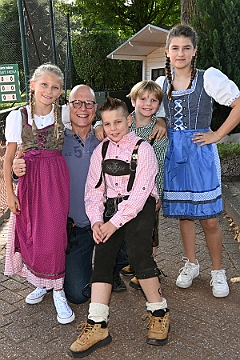 OktFestKoenigDuiss 2023-10-01 16  Oktoberfest - im Königreich - Am Sonntagmorgen waren wir Gäste beim „Wies`n Frühschoppen im Königreich“. In die Tennis Gaststätte des DSC Preußen hatte die KG Königreich Duissern eingeladen. : DVPJ, Matthias I, Kinderprinz Leonardo I., Prinzessin, Milena I., HDK, Duisburg, Karneval, Helau, Tollität, Event, Session 2023, Session 2024, Hauptausschuss, Gemeinschaft, DVPJ, Matthias I, Kinderprinz Leonardo I., Prinzessin, Milena I., HDK, Duisburg, Karneval, Helau, Tollität, Event, Session 2023, Session 2024, Hauptausschuss, Gemeinschaft