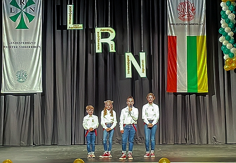 LRN Jugentreff 2023-10-29 04  LRN Jugendtrteff - Vorstellung beim LRN Jugendtreff in der Walsumer Stadthalle in Duisburg. : DVPJ, Matthias I, Kinderprinz Leonardo I., Prinzessin, Milena I., HDK, Duisburg, Karneval, Helau, Tollität, Event, Session 2023, Session 2024, Hauptausschuss, Gemeinschaft