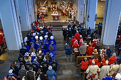 AuftaktNordvereine 2023--11-04 02  Start in die Kinderprinzencrew-Session - In der Anbteikirche in Duisburg-Hamborn starten die Duisburger Jecken, wie in an den Jahren  zuvor, mit eine karnevalistischen Messe in die kommende Session. Wir vier waren schon oft mit „unseren“ Piraten des Südens hier zum Auftakt am Rathaus. Aber dieses Jahr nun als die Duisburger Kinderprinzencrew 2024. : DVPJ, Matthias I, Kinderprinz Leonardo I., Prinzessin, Milena I., HDK, Duisburg, Karneval, Helau, Tollität, Event, Session 2023, Session 2024, Hauptausschuss, Gemeinschaft