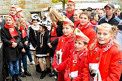 AuftaktNordvereine 2023--11-04 55  Start in die Kinderprinzencrew-Session - In der Anbteikirche in Duisburg-Hamborn starten die Duisburger Jecken, wie in an den Jahren  zuvor, mit eine karnevalistischen Messe in die kommende Session. Wir vier waren schon oft mit „unseren“ Piraten des Südens hier zum Auftakt am Rathaus. Aber dieses Jahr nun als die Duisburger Kinderprinzencrew 2024. : DVPJ, Matthias I, Kinderprinz Leonardo I., Prinzessin, Milena I., HDK, Duisburg, Karneval, Helau, Tollität, Event, Session 2023, Session 2024, Hauptausschuss, Gemeinschaft