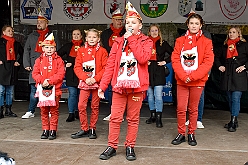 AuftaktNordvereine 2023--11-04 76  Start in die Kinderprinzencrew-Session - In der Anbteikirche in Duisburg-Hamborn starten die Duisburger Jecken, wie in an den Jahren  zuvor, mit eine karnevalistischen Messe in die kommende Session. Wir vier waren schon oft mit „unseren“ Piraten des Südens hier zum Auftakt am Rathaus. Aber dieses Jahr nun als die Duisburger Kinderprinzencrew 2024. : DVPJ, Matthias I, Kinderprinz Leonardo I., Prinzessin, Milena I., HDK, Duisburg, Karneval, Helau, Tollität, Event, Session 2023, Session 2024, Hauptausschuss, Gemeinschaft