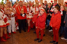 05 HoppeErw SuedsternSerm 2023-11-12 15  .. ein Wochenende mit „Auftakt“ - Im Westen waren wir am Freitag beim Hoppeditzerweachen der KG Rot-Weiß Rheinhausen. Danach sind wir auf der anderen Rheinseite geblieben und haben die Narrenzunft in Homberg besucht. Am Samstagabend ging es zur Auftaktsitzung der KG Alle Mann an Bord  und wir haben auch die Rot-Goldenen in Laar besucht. Ausgeschlafen ging es dann am Sonntagmorgen zum südlichtesten „Jecken-Punkt“. In Serm wurde auch der Hoppeditz geweckt. : DVPJ, Matthias I, Kinderprinz Leonardo I., Prinzessin, Milena I., HDK, Duisburg, Karneval, Helau, Tollität, Event, Session 2023, Session 2024, Hauptausschuss, Gemeinschaft