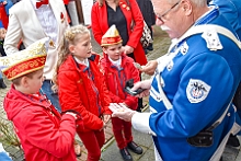 05 HoppeErw SuedsternSerm 2023-11-12 24  .. ein Wochenende mit „Auftakt“ - Im Westen waren wir am Freitag beim Hoppeditzerweachen der KG Rot-Weiß Rheinhausen. Danach sind wir auf der anderen Rheinseite geblieben und haben die Narrenzunft in Homberg besucht. Am Samstagabend ging es zur Auftaktsitzung der KG Alle Mann an Bord  und wir haben auch die Rot-Goldenen in Laar besucht. Ausgeschlafen ging es dann am Sonntagmorgen zum südlichtesten „Jecken-Punkt“. In Serm wurde auch der Hoppeditz geweckt. : DVPJ, Matthias I, Kinderprinz Leonardo I., Prinzessin, Milena I., HDK, Duisburg, Karneval, Helau, Tollität, Event, Session 2023, Session 2024, Hauptausschuss, Gemeinschaft