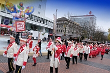 SessionsAuftaktHDK 2023-11-11 01  Duisburger Jecken feiern Sessionsauftakt - Nach einem kleinen Umzug über die Königstraße in Duisburgs City eröffnete der Hauptausschuss Duisburger Karneval am Elften im Elften um 11.11 Uhr vor dem Rathaus auf dem Burgplatz die Karnevals Session 2023/2024. : DVPJ, Matthias I, Leonardo I., Prinz Karneval, Prinz, Prinzessin Milen aI., Hofmarschälle, Pagen, Paginnen, HDK, Duisburg, Karneval, Helau, Tollität, Event, Session 2023, Session 2024, HDK, Duisburg, Hauptausschuss