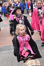 SessionsAuftaktHDK 2023-11-11 04  Duisburger Jecken feiern Sessionsauftakt - Nach einem kleinen Umzug über die Königstraße in Duisburgs City eröffnete der Hauptausschuss Duisburger Karneval am Elften im Elften um 11.11 Uhr vor dem Rathaus auf dem Burgplatz die Karnevals Session 2023/2024. : DVPJ, Matthias I, Kinderprinz Leonardo I., Prinzessin, Milena I., HDK, Duisburg, Karneval, Helau, Tollität, Event, Session 2023, Session 2024, Hauptausschuss, Gemeinschaft