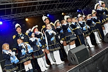 SessionsAuftaktHDK 2023-11-11 25  Duisburger Jecken feiern Sessionsauftakt - Nach einem kleinen Umzug über die Königstraße in Duisburgs City eröffnete der Hauptausschuss Duisburger Karneval am Elften im Elften um 11.11 Uhr vor dem Rathaus auf dem Burgplatz die Karnevals Session 2023/2024. : DVPJ, Matthias I, Kinderprinz Leonardo I., Prinzessin, Milena I., HDK, Duisburg, Karneval, Helau, Tollität, Event, Session 2023, Session 2024, Hauptausschuss, Gemeinschaft