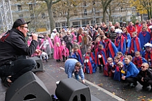 SessionsAuftaktHDK 2023-11-11 28  Duisburger Jecken feiern Sessionsauftakt - Nach einem kleinen Umzug über die Königstraße in Duisburgs City eröffnete der Hauptausschuss Duisburger Karneval am Elften im Elften um 11.11 Uhr vor dem Rathaus auf dem Burgplatz die Karnevals Session 2023/2024. : DVPJ, Matthias I, Leonardo I., Prinz Karneval, Prinz, Prinzessin Milen aI., Hofmarschälle, Pagen, Paginnen, HDK, Duisburg, Karneval, Helau, Tollität, Event, Session 2023, Session 2024, HDK, Duisburg, Hauptausschuss