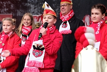 SessionsAuftaktHDK 2023-11-11 38  Duisburger Jecken feiern Sessionsauftakt - Nach einem kleinen Umzug über die Königstraße in Duisburgs City eröffnete der Hauptausschuss Duisburger Karneval am Elften im Elften um 11.11 Uhr vor dem Rathaus auf dem Burgplatz die Karnevals Session 2023/2024. : DVPJ, Matthias I, Leonardo I., Prinz Karneval, Prinz, Prinzessin Milen aI., Hofmarschälle, Pagen, Paginnen, HDK, Duisburg, Karneval, Helau, Tollität, Event, Session 2023, Session 2024, HDK, Duisburg, Hauptausschuss