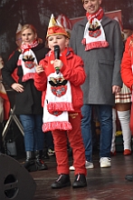 SessionsAuftaktHDK 2023-11-11 42  Duisburger Jecken feiern Sessionsauftakt - Nach einem kleinen Umzug über die Königstraße in Duisburgs City eröffnete der Hauptausschuss Duisburger Karneval am Elften im Elften um 11.11 Uhr vor dem Rathaus auf dem Burgplatz die Karnevals Session 2023/2024. : DVPJ, Matthias I, Kinderprinz Leonardo I., Prinzessin, Milena I., HDK, Duisburg, Karneval, Helau, Tollität, Event, Session 2023, Session 2024, Hauptausschuss, Gemeinschaft