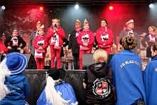 SessionsAuftaktHDK 2023-11-11 45  Duisburger Jecken feiern Sessionsauftakt - Nach einem kleinen Umzug über die Königstraße in Duisburgs City eröffnete der Hauptausschuss Duisburger Karneval am Elften im Elften um 11.11 Uhr vor dem Rathaus auf dem Burgplatz die Karnevals Session 2023/2024. : DVPJ, Matthias I, Leonardo I., Prinz Karneval, Prinz, Prinzessin Milen aI., Hofmarschälle, Pagen, Paginnen, HDK, Duisburg, Karneval, Helau, Tollität, Event, Session 2023, Session 2024, HDK, Duisburg, Hauptausschuss