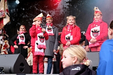 SessionsAuftaktHDK 2023-11-11 46  Duisburger Jecken feiern Sessionsauftakt - Nach einem kleinen Umzug über die Königstraße in Duisburgs City eröffnete der Hauptausschuss Duisburger Karneval am Elften im Elften um 11.11 Uhr vor dem Rathaus auf dem Burgplatz die Karnevals Session 2023/2024. : DVPJ, Matthias I, Leonardo I., Prinz Karneval, Prinz, Prinzessin Milen aI., Hofmarschälle, Pagen, Paginnen, HDK, Duisburg, Karneval, Helau, Tollität, Event, Session 2023, Session 2024, HDK, Duisburg, Hauptausschuss