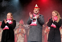 SessionsAuftaktHDK 2023-11-11 50  Duisburger Jecken feiern Sessionsauftakt - Nach einem kleinen Umzug über die Königstraße in Duisburgs City eröffnete der Hauptausschuss Duisburger Karneval am Elften im Elften um 11.11 Uhr vor dem Rathaus auf dem Burgplatz die Karnevals Session 2023/2024. : DVPJ, Matthias I, Leonardo I., Prinz Karneval, Prinz, Prinzessin Milen aI., Hofmarschälle, Pagen, Paginnen, HDK, Duisburg, Karneval, Helau, Tollität, Event, Session 2023, Session 2024, HDK, Duisburg, Hauptausschuss