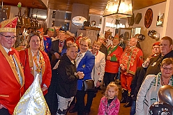 02 JubilaeEmpf PriratSuedens 2023-11-18 02  18. Nov.- Hoppeditz und Jubiläumsempfang - Samstagabend erwachte nun auch in Baerl endlich der Hoppeditzt. Im „Restaurant Waldhof“ streckte er bei der 1. KG Baerl seine müden Glieder. Die Eile fuhren wir dann zum „Heimspiel“. Unser Heimatverein, „Piraten des Südens“ gab im „Goldenen Hahn“ einen Jubiläumsempfang zum 11-jähringen Bestehen. : DVPJ, Matthias I, Kinderprinz Leonardo I., Prinzessin, Milena I., HDK, Duisburg, Karneval, Helau, Tollität, Event, Session 2023, Session 2024, Hauptausschuss, Gemeinschaft