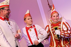 Kuerung 2024-01-07 24  WYNDHAM Hotel DUISBURGER HOF 7. Januar 2024 -Es ist soweit. Die Kürung der Kinderprinzencrew 2024. Im ausverkauftem Haus wurden Prinz Leonardo I. , Prinzessin Milena I., Hofmarschall Tyler und Pagin Ana gekürt. : DVPJ, Matthias I, Kinderprinz Leonardo I., Prinzessin, Milena I., HDK, Duisburg, Karneval, Helau, Tollität, Event, Session 2023, Session 2024, Hauptausschuss, Gemeinschaft, DVPJ, Matthias I, Kinderprinz Leonardo I., Prinzessin, Milena I., HDK, Duisburg, Karneval, Helau, Tollität, Event, Session 2023, Session 2024, Hauptausschuss, Gemeinschaft