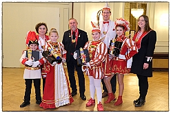 Kuerung 2024-01-07 52  WYNDHAM Hotel DUISBURGER HOF 7. Januar 2024 -Es ist soweit. Die Kürung der Kinderprinzencrew 2024. Im ausverkauftem Haus wurden Prinz Leonardo I. , Prinzessin Milena I., Hofmarschall Tyler und Pagin Ana gekürt. : DVPJ, Matthias I, Kinderprinz Leonardo I., Prinzessin, Milena I., HDK, Duisburg, Karneval, Helau, Tollität, Event, Session 2023, Session 2024, Hauptausschuss, Gemeinschaft, DVPJ, Matthias I, Kinderprinz Leonardo I., Prinzessin, Milena I., HDK, Duisburg, Karneval, Helau, Tollität, Event, Session 2023, Session 2024, Hauptausschuss, Gemeinschaft