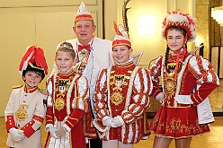 Kuerung 2024-01-07 59  WYNDHAM Hotel DUISBURGER HOF 7. Januar 2024 -Es ist soweit. Die Kürung der Kinderprinzencrew 2024. Im ausverkauftem Haus wurden Prinz Leonardo I. , Prinzessin Milena I., Hofmarschall Tyler und Pagin Ana gekürt. : DVPJ, Matthias I, Kinderprinz Leonardo I., Prinzessin, Milena I., HDK, Duisburg, Karneval, Helau, Tollität, Event, Session 2023, Session 2024, Hauptausschuss, Gemeinschaft, DVPJ, Matthias I, Kinderprinz Leonardo I., Prinzessin, Milena I., HDK, Duisburg, Karneval, Helau, Tollität, Event, Session 2023, Session 2024, Hauptausschuss, Gemeinschaft