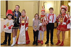 Kuerung 2024-01-07 61  WYNDHAM Hotel DUISBURGER HOF 7. Januar 2024 -Es ist soweit. Die Kürung der Kinderprinzencrew 2024. Im ausverkauftem Haus wurden Prinz Leonardo I. , Prinzessin Milena I., Hofmarschall Tyler und Pagin Ana gekürt. : DVPJ, Matthias I, Kinderprinz Leonardo I., Prinzessin, Milena I., HDK, Duisburg, Karneval, Helau, Tollität, Event, Session 2023, Session 2024, Hauptausschuss, Gemeinschaft, DVPJ, Matthias I, Kinderprinz Leonardo I., Prinzessin, Milena I., HDK, Duisburg, Karneval, Helau, Tollität, Event, Session 2023, Session 2024, Hauptausschuss, Gemeinschaft